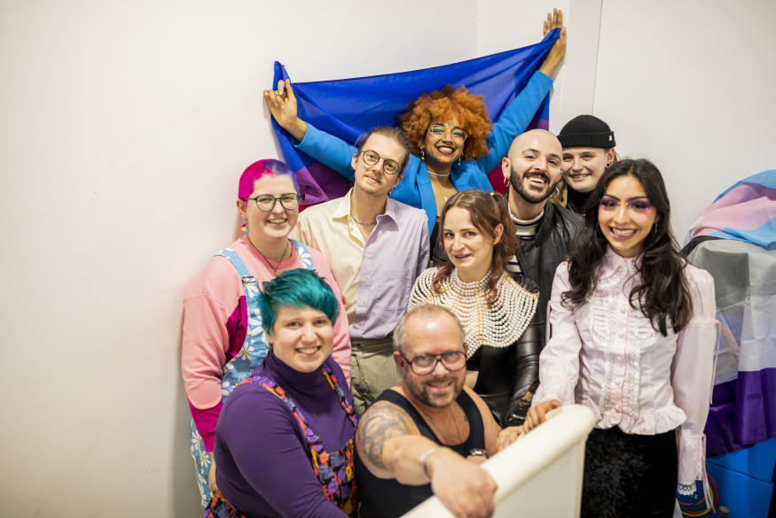Groep LGBTI+ personen Groep LGBTI+ personen met vlaggen