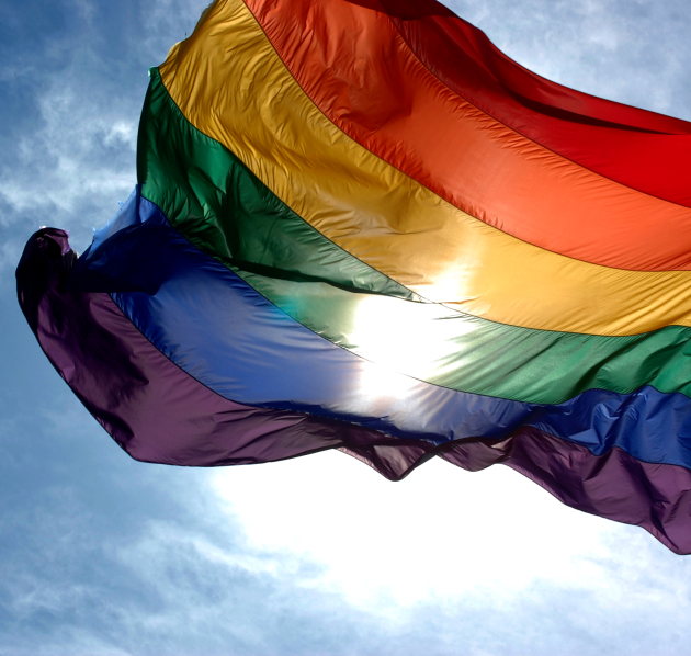 Regenboogvlag Regenboogvlag met blauwe lucht op achtergrond