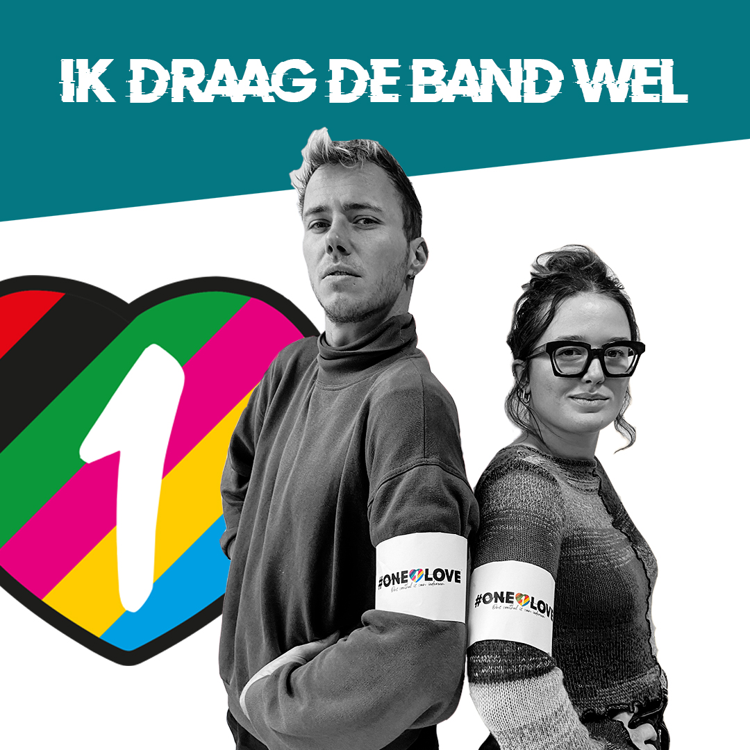 'Ik draag de band wel' in witte letters, hartjeslogo, twee personen met onelove band