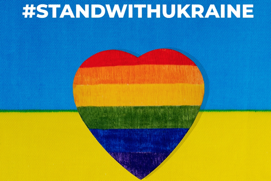 Foto van vlag Oekraïna + regenbooghart in het midden en #standwithukraine