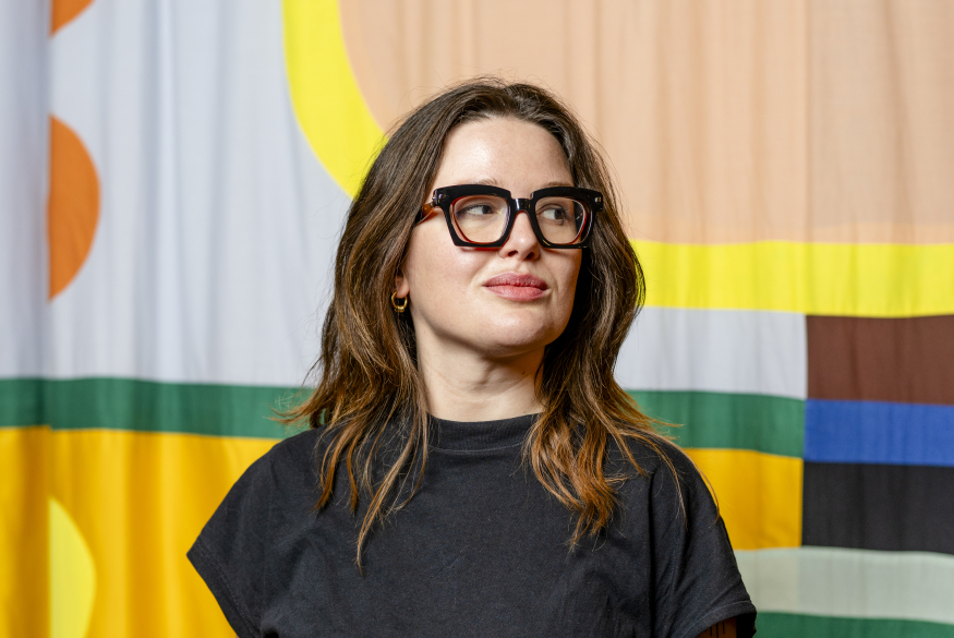 Olivia - ©bobreijnderslodewijks Foto van Olivia met kleurrijke achtergrond