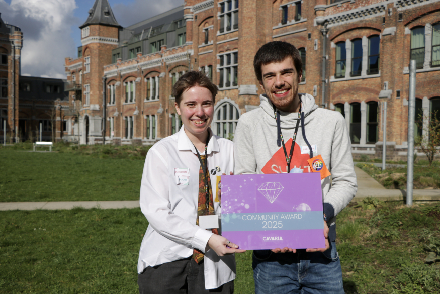 Twee personen houden een award vast waar 'Community Award' opstaat