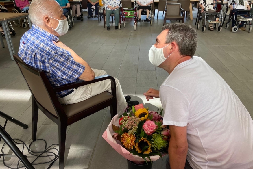 Paul krijgt bloemen van Yves Aerts, coördinator van çavaria