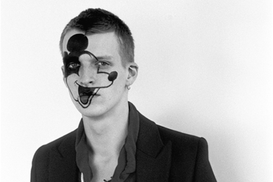 © Willy Vanderperre Portret foto van persoon met tekening van Mickey Mouse op het gezicht
