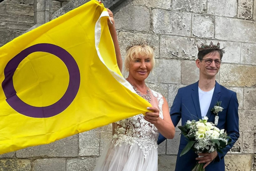 Joben Benoot Joben houdt intersekse vlag vast met haar man naast haar
