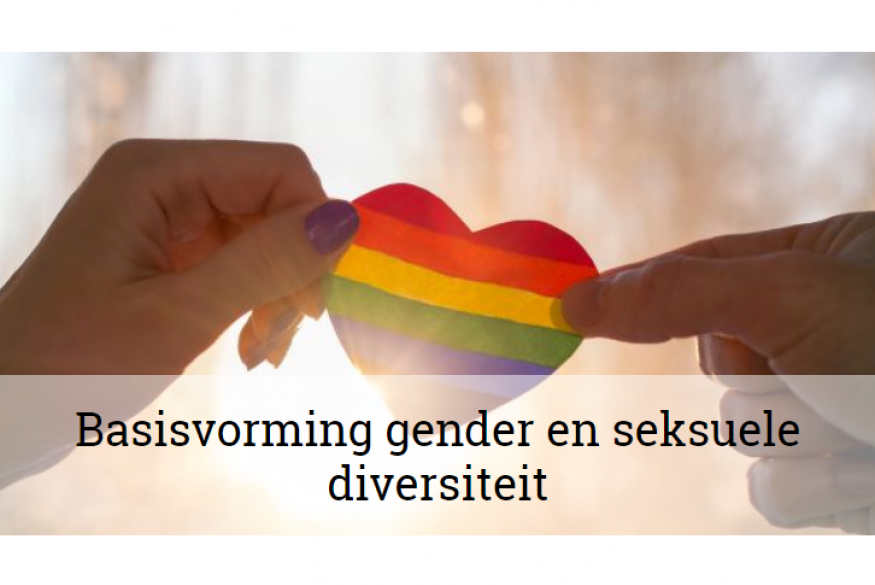 foto van twee handen die een uitgeknipt regenbooghart vasthouden