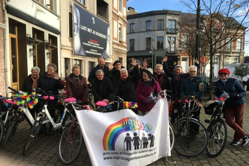 foto van de regenboogambassadeurs op de fiets