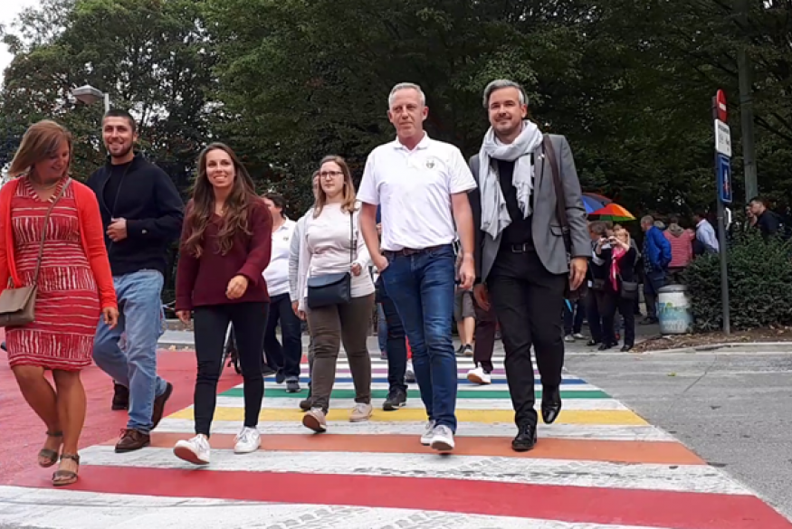 Foto van mensen op een regenboogzebrapad