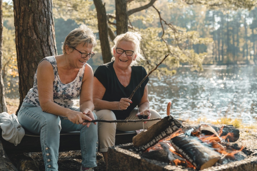 twee oudere vrouwen kamperen