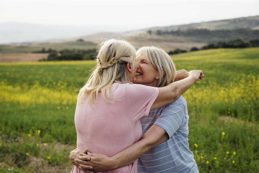 twee oudere vrouwen omhelzen