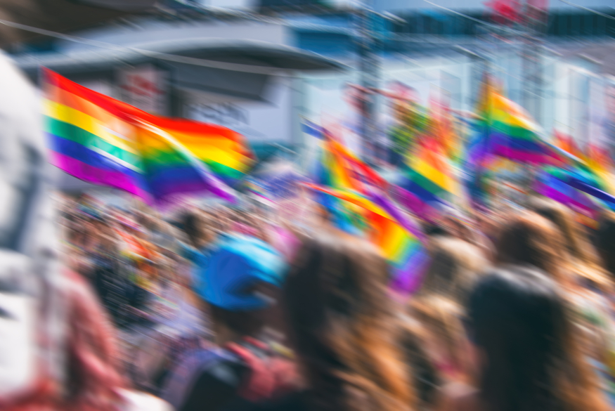 Wazige foto van een Pride met regenboogvlaggen
