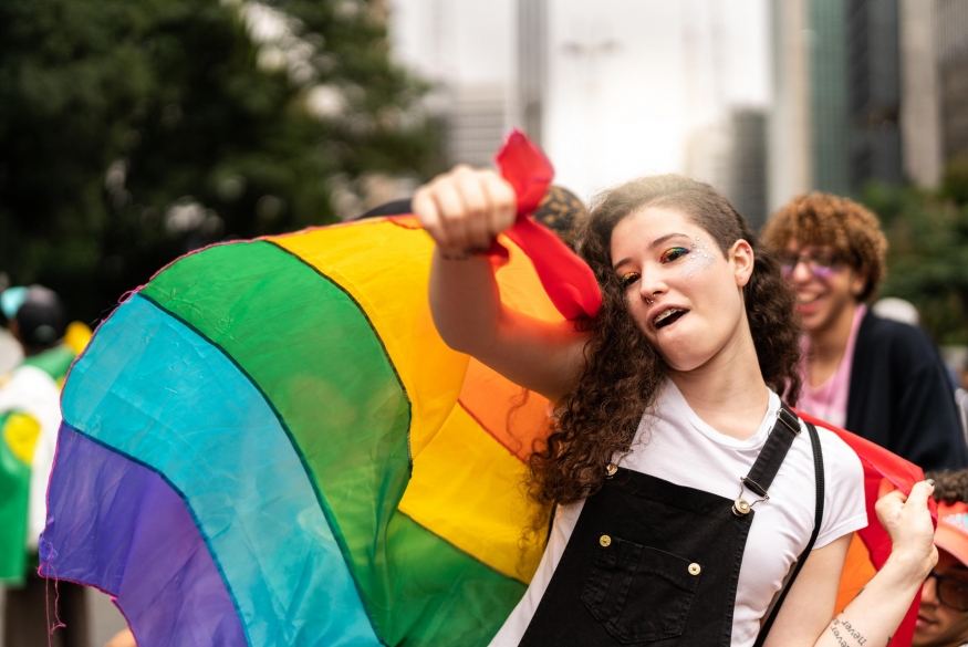 jongere op de pride met vlag