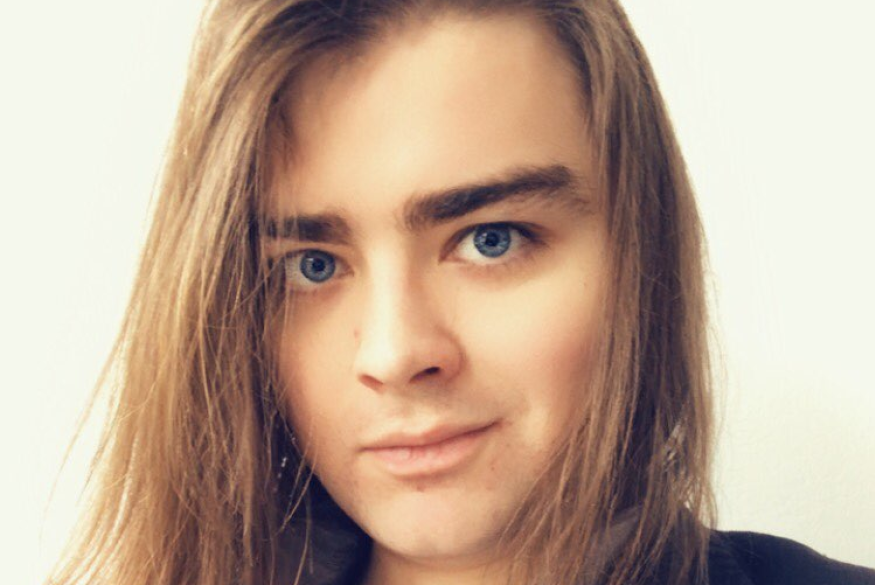 Ela Bambust Foto van Ela met een bril in de hand en een blazer aan