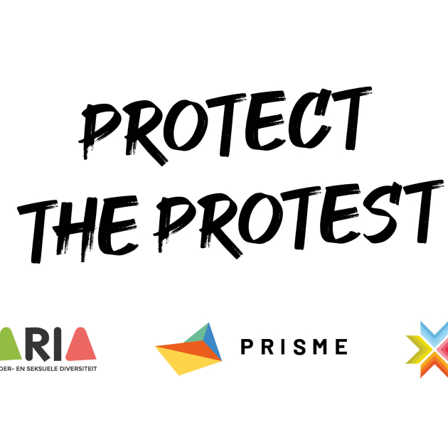 slogan 'protect the protest' in zwarte letters, met de logo's van çavaria, prisme en rainbowhouse onderaan