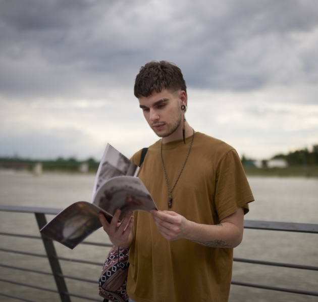 Persoon leest een magazine