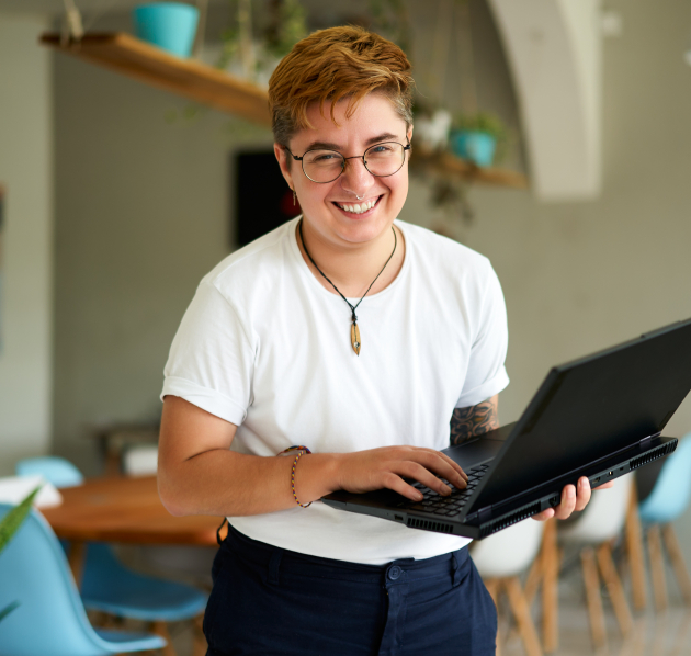 Solliciteren Persoon met witte t-shirt staat recht en heeft laptop vast