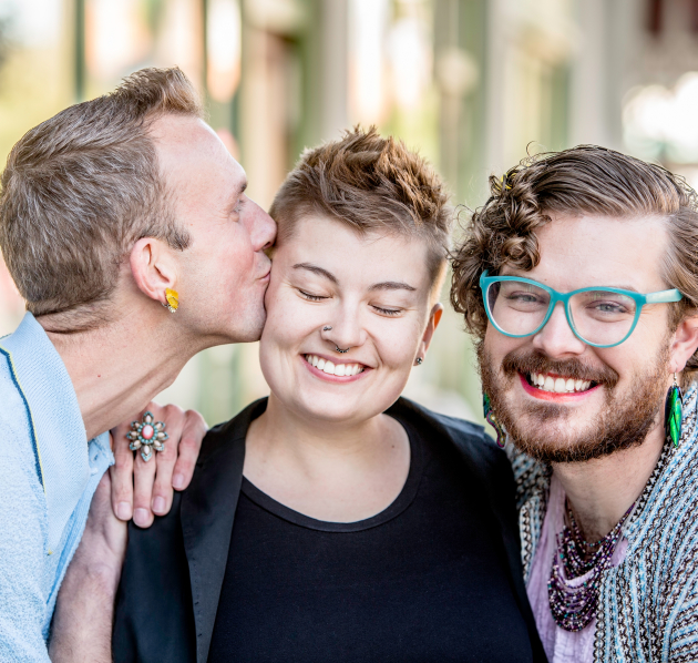 drie personen samen op foto