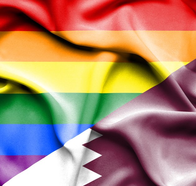één beeld met de helft de regenboogvlag en de andere helft de vlag van Qatar