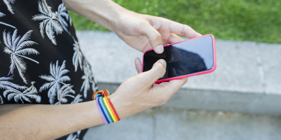 Persoon houdt smartphone vast