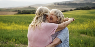 twee oudere vrouwen omhelzen