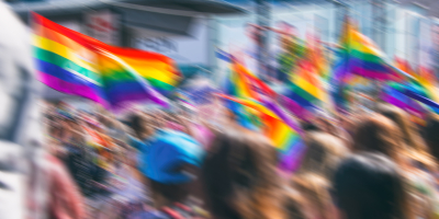 Wazige foto van een Pride met regenboogvlaggen