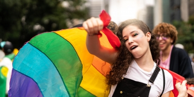 jongere op de pride met vlag