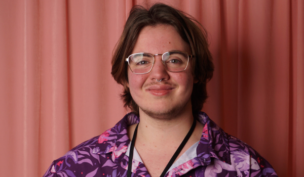 Axie met roze gordijn op achtergrond