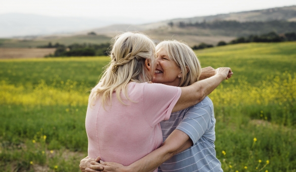 twee oudere vrouwen omhelzen