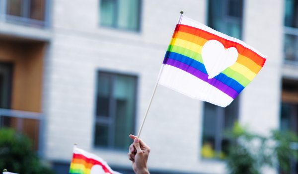 vlag met regenboog en wit hart