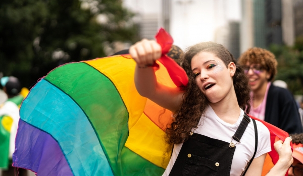 jongere op de pride met vlag