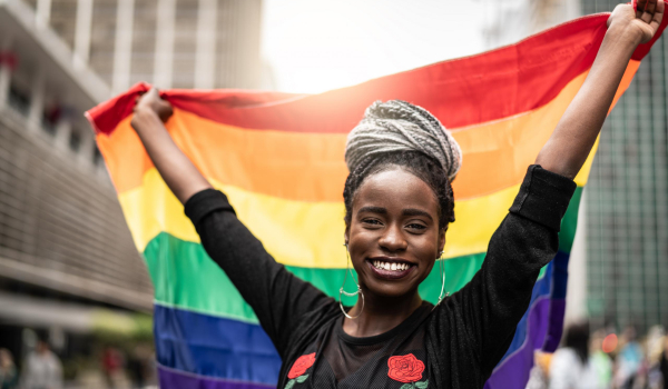 jonge vrouw op de pride met vlag