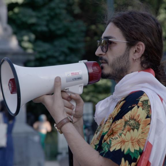 Activist met een megafoon in de hand