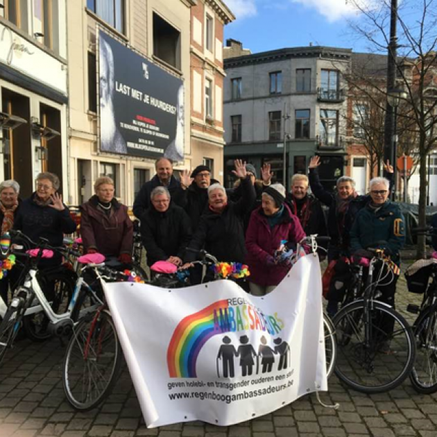 foto van de regenboogambassadeurs op de fiets