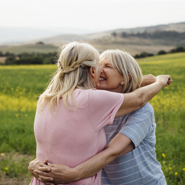 twee oudere vrouwen omhelzen