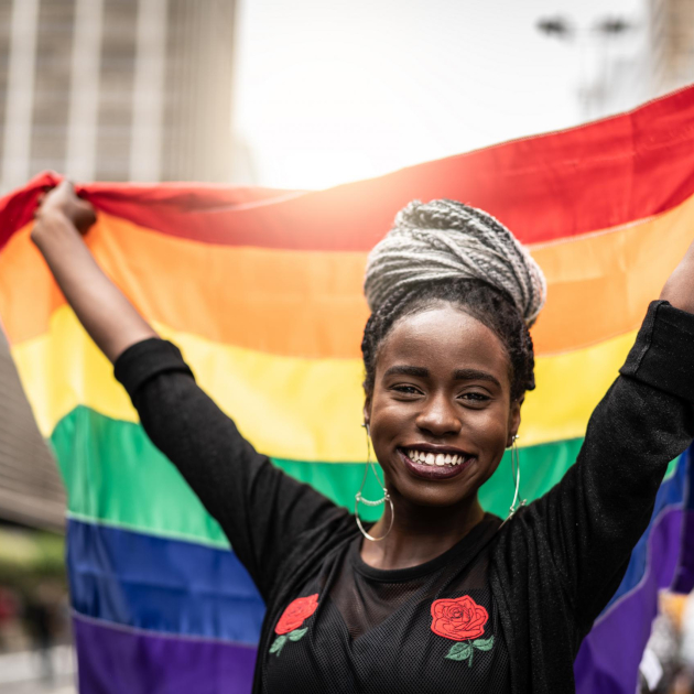 jonge vrouw op de pride met vlag