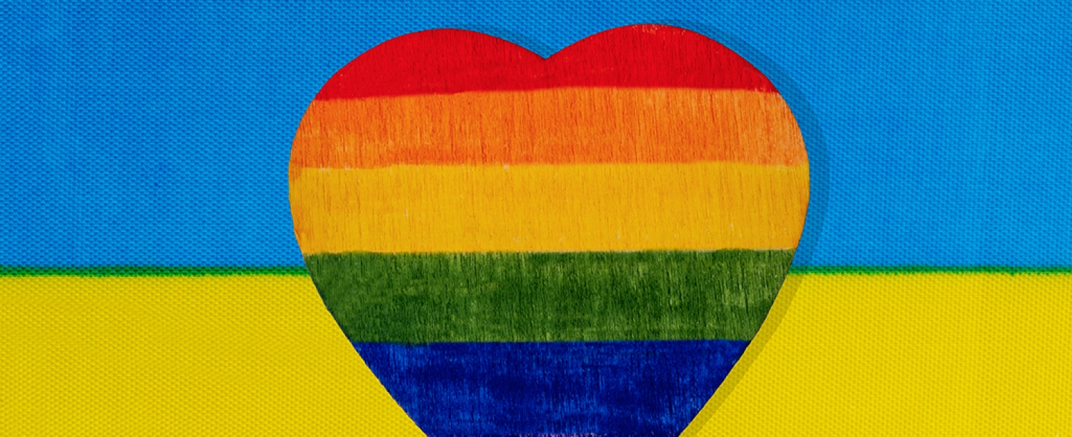 Stand with Ukraine Foto van vlag Oekraïna + regenbooghart in het midden en #standwithukraine