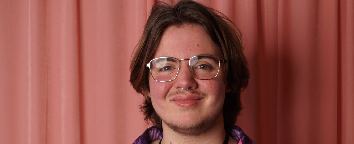 Axie met roze gordijn op achtergrond