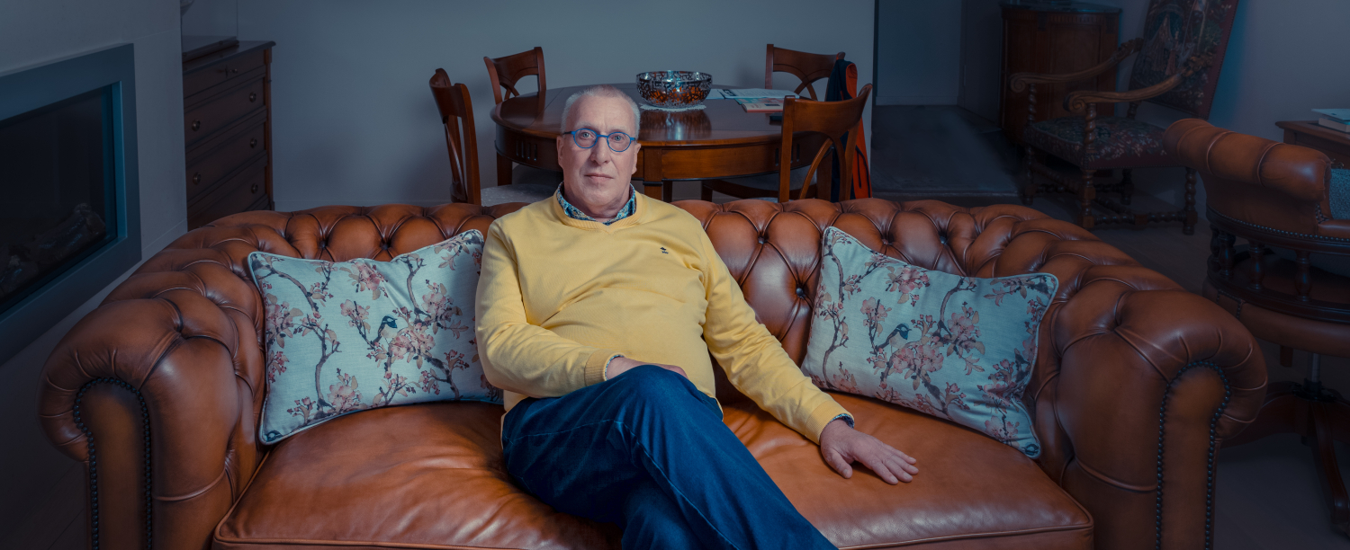 © David Degelin Foto van Eddy in een bruine lederen zetel