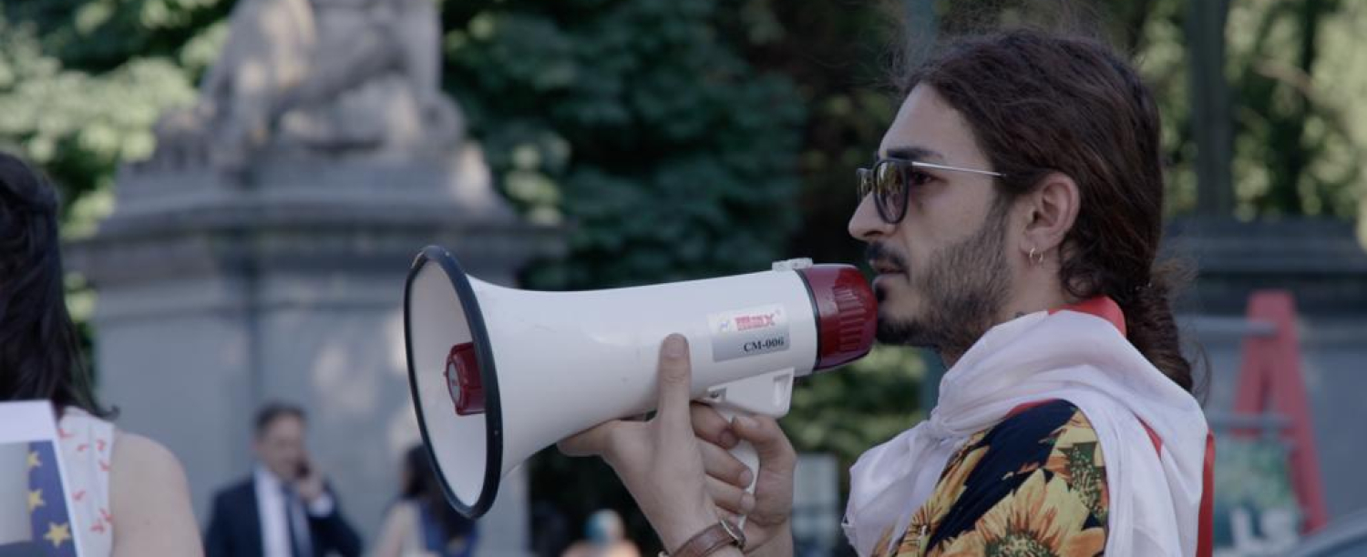 Copyright: Andres Lubbert Activist met een megafoon in de hand