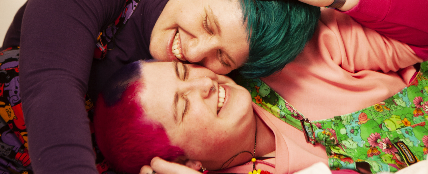 Ace Twee personen die samen in bed liggen knuffelen
