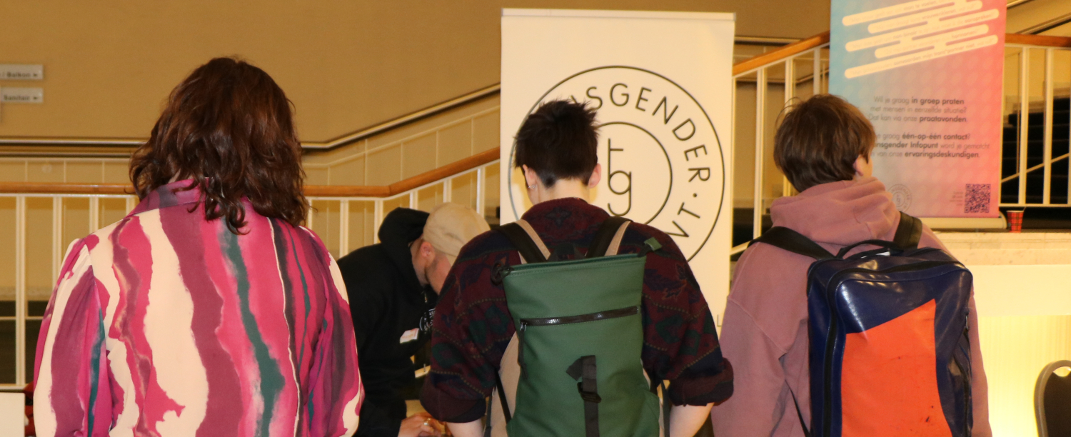 beeld van mensen die informatie lezen rond het trans thema