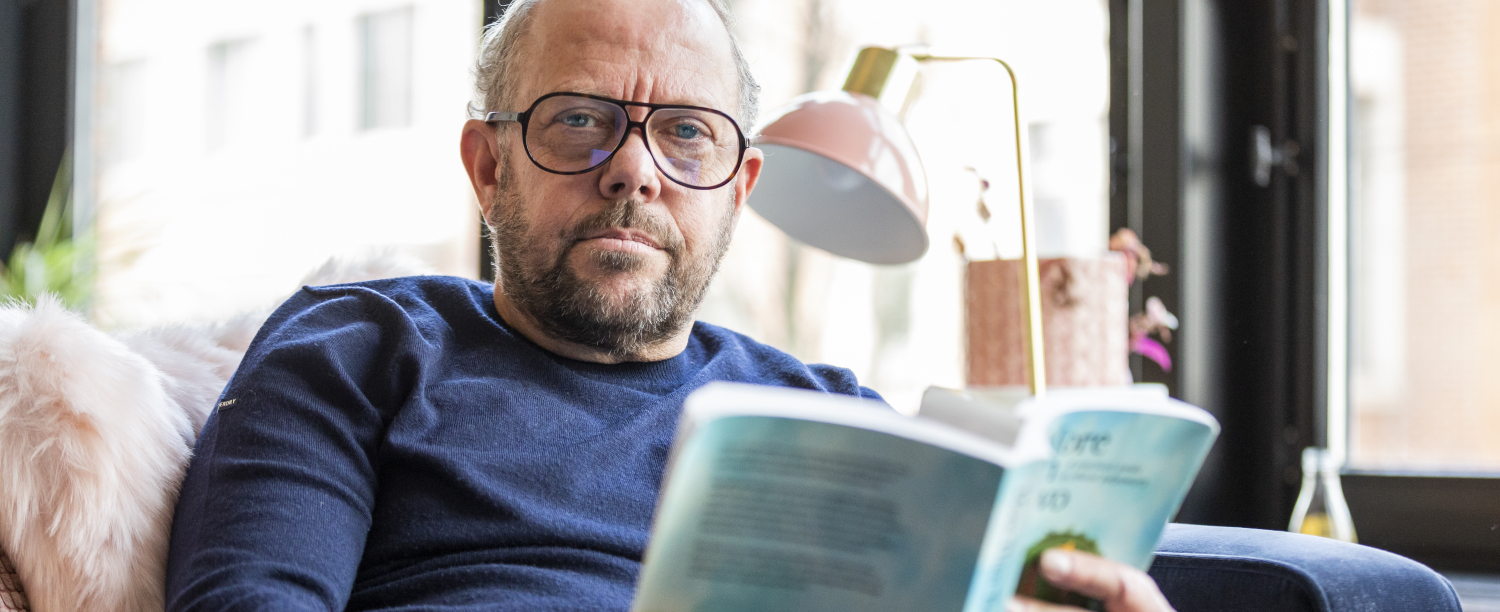 Samuel leest in een boek