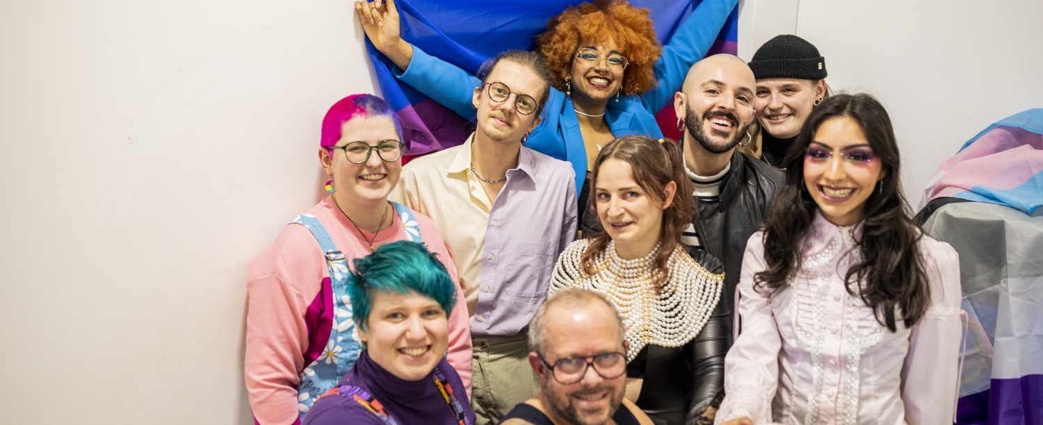 Groep LGBTI+ personen met vlaggen