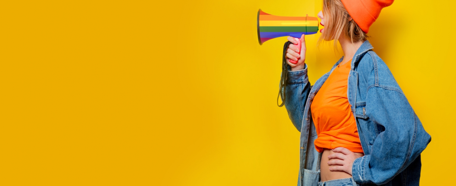 vrouw spreekt door regenboogkleurige megafoon