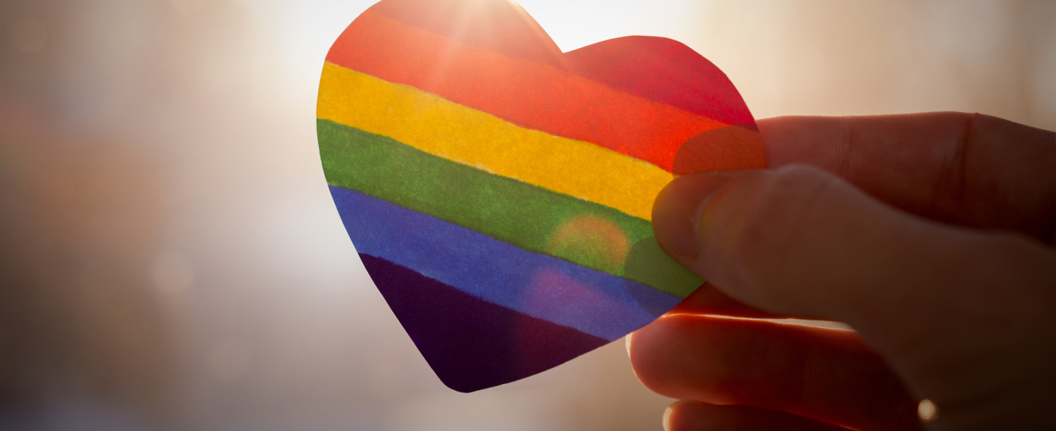 Regenbooghartje Hand dat een regenbooghartje vast heeft