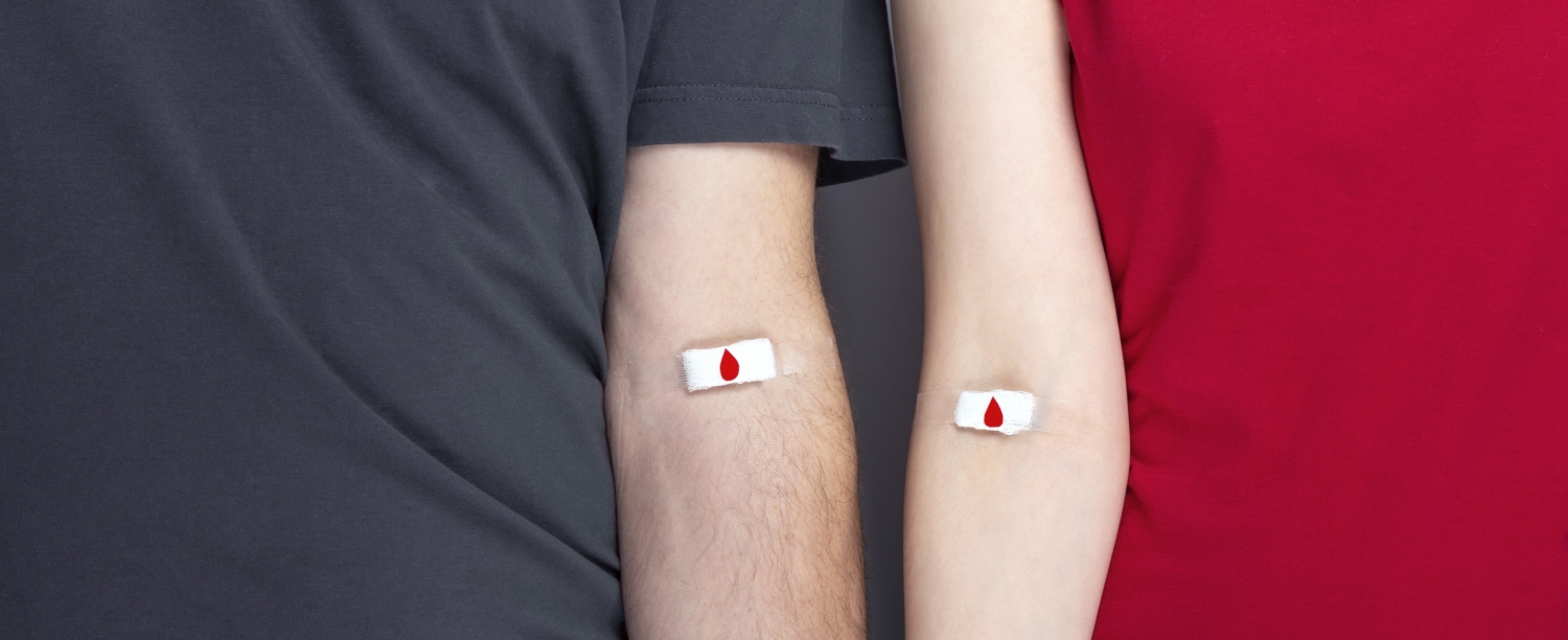 bloeddonatie 2 armen met een pleister met bloedsymbool erop