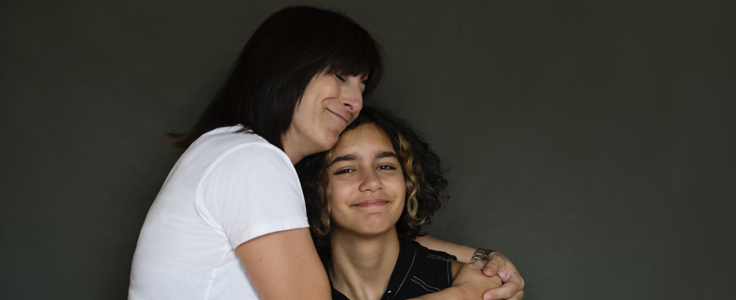 Ouder die kind knuffelt Ouder die kind knuffelt