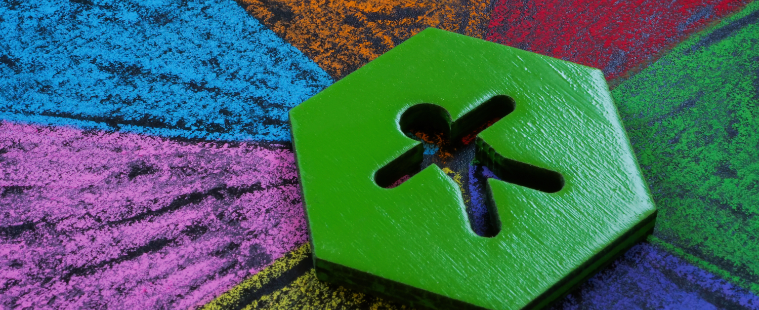 kruispuntdenken groen figuurtje ligt in het midden met allerlei kleurtjes rond zich