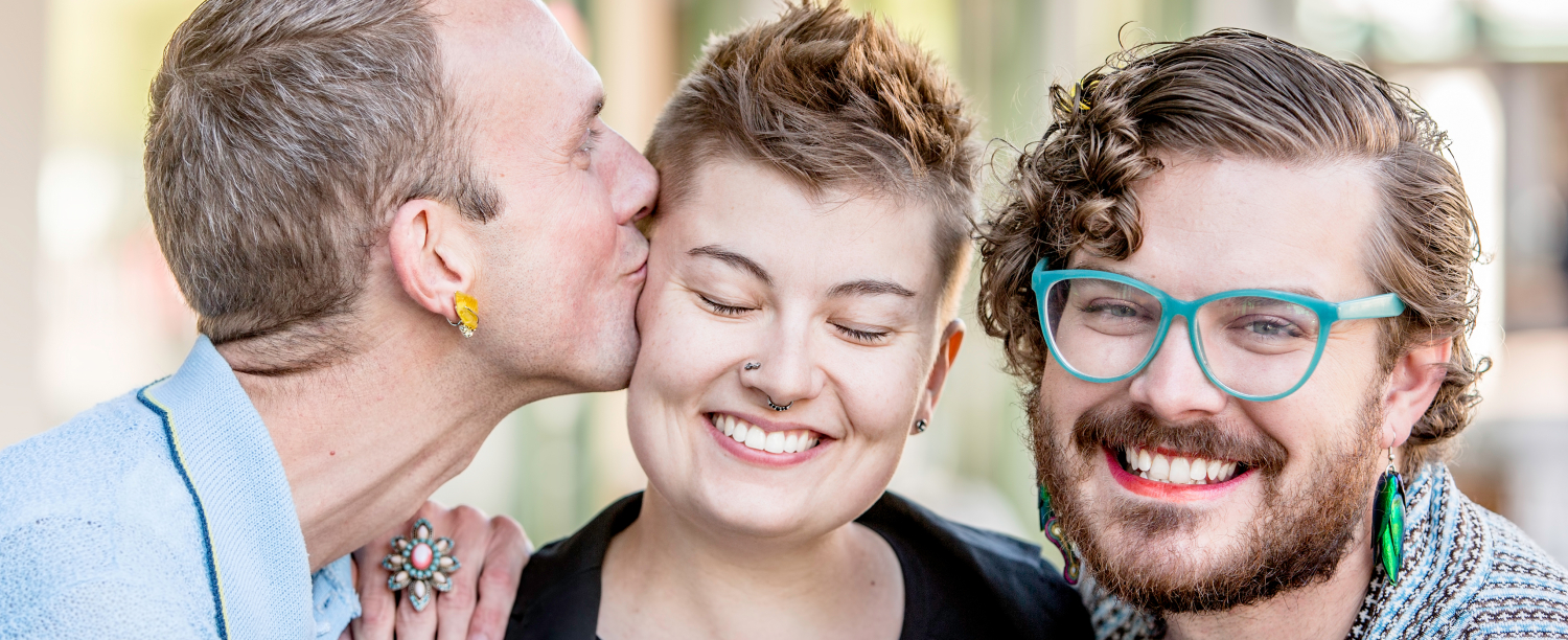Drie personen op rij drie personen samen op foto