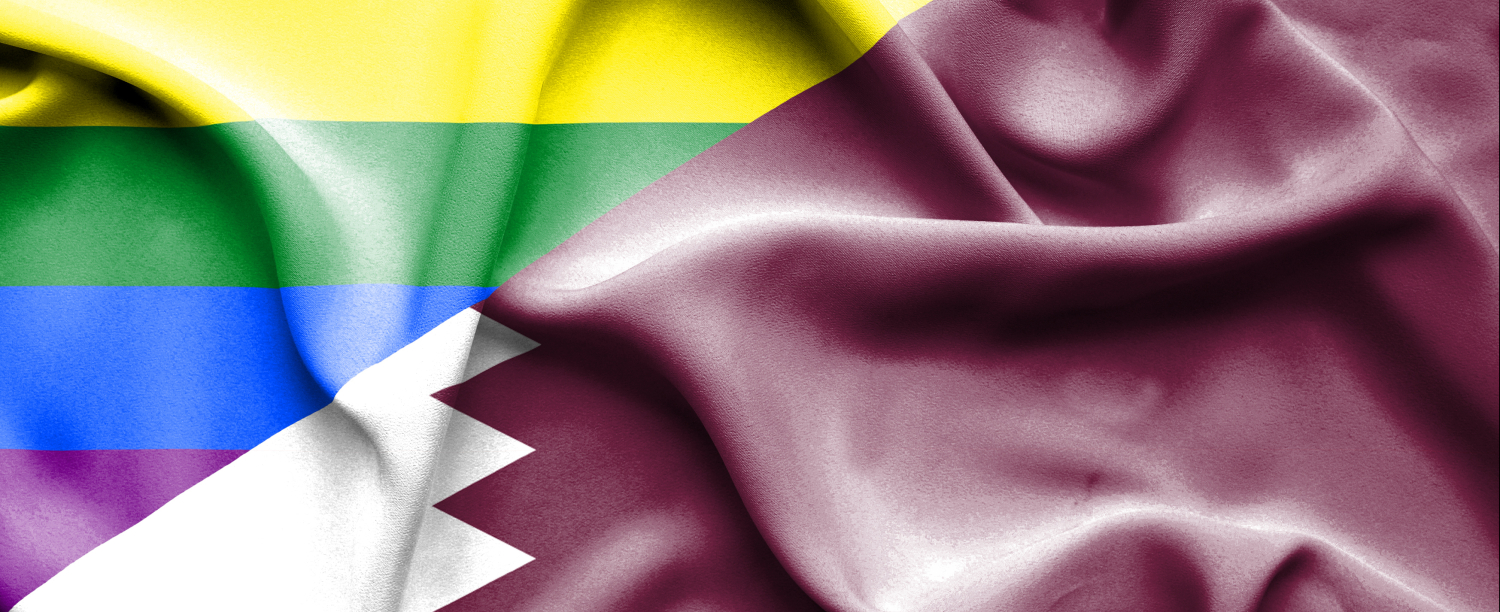 één beeld met de helft de regenboogvlag en de andere helft de vlag van Qatar